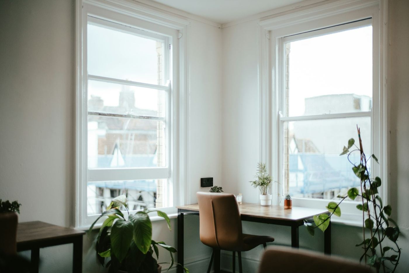 Coin bureau près d'une fenêtre