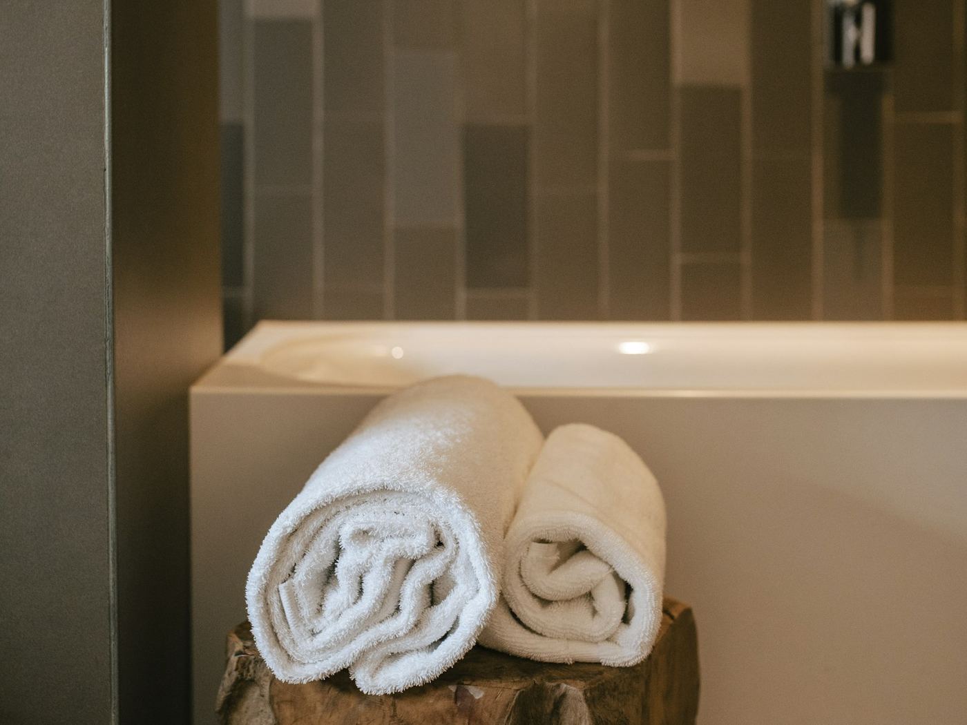 Serviettes propres près de la baignoire